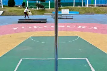 <p>Dua lapangan basket</p>