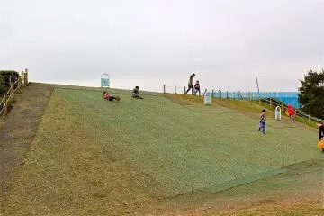 <p>Bukit rumput yang khusus dibuat untuk meluncur</p>