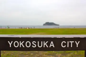 <p>Pemandangan Pulau Sarushima (PUlau Monyet) dari lapangan berumput.</p>