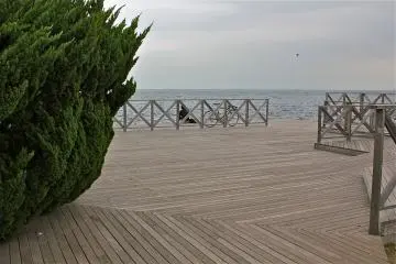 <p>Area berjalan-jalan di tepi pantai yang tenang</p>