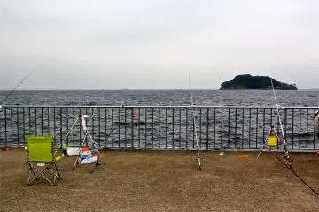 <p>Perlengkapan memancing sudah siap sejak matahari terbenam</p>
