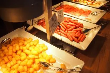 For the international taste buds, the usual "western" breakfast options like sausages, hash brown, bacon, and omelette are available.