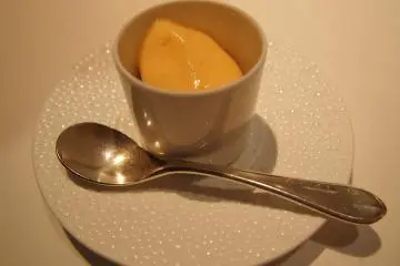 First dessert: Persimmon with pudding. Tiny but packed with sweetness. RISONARE Yatsugatake is surrounded by fruit orchards; the persimmon used in this dessert was therefore incredibly fresh!