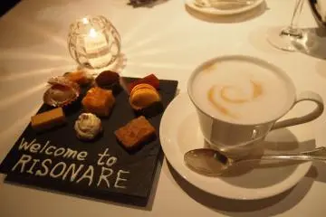 At the end of my meal, I was served mini desserts and coffee. It reminded of the summer that I spent traveling in Italy, where, after every meal, the waiter will offer, "dolce? cafe?" without fail. They're so mini and kawaii!