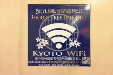 <p>Poster Wifi gratis di stasiun kereta bawah tanah Kyoto.</p>