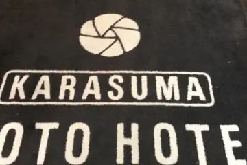 <p>Beberapa hotel kelas menengah seperti Hotel Karasuma&nbsp;Kyoto hanya memiliki wifi terbatas di area lobi.</p>