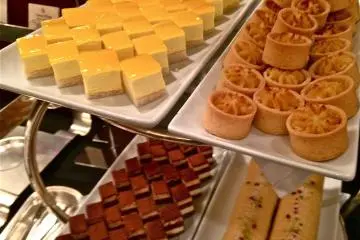 บุฟเฟ่ต์ของหวาน เป็นมะม่วง D’ange, ทาร์ทมันฝรั่งหวาน,ทิรามิซึ และอีกมากมาย