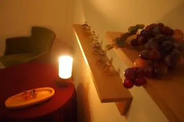Before the therapy, the therapist will ask about the types of oil preferred and explain the benefits of the therapy.