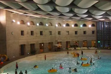 Ilmare Jacuzzi and Pool. The main pool transforms into a wave pool at hourly intervals.