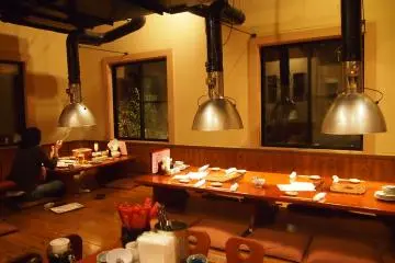 A comfortable and traditional vibe at Tajimaka Yakiniku restaurant.