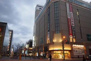 Many buses to the main attractions set off in between the malls Feeeal and Seibu.