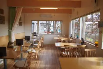 I was the first diner at 11:30 am, but more diners soon streamed in after noon.
