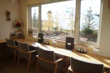 The large windows allow you to dine while looking at the expansive fields ahead.
