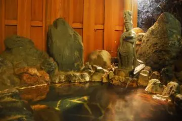 <p>Kolam onsen outdoor.</p>
