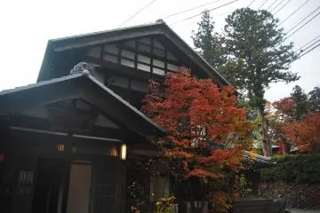 <p>Gedung lobi dan restoran Hatago Ichiban.</p>