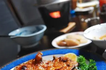 <p>Waktunya makan malam, ayam panggang dengan apel.</p>