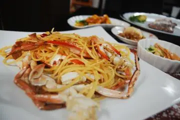 <p>Waktunya makan malam, pasta kepiting.</p>