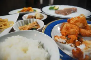 <p>Menu set makan malam di Hatago Ichiban.</p>