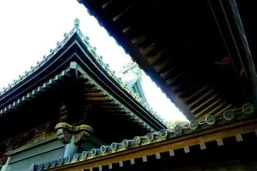 층을이룬 지붕