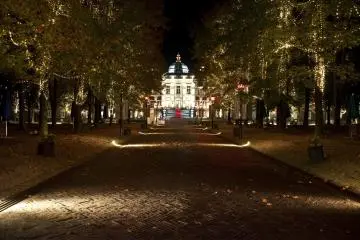 Path to the Palace Huis Ten Bosch and gardens