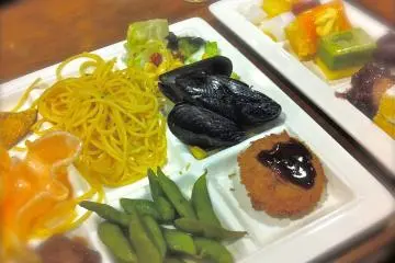 <p>ตัวอย่างอาหารจากบุฟเฟต์มื้อค่ำทานไม่อั้นที่ร้านอาหารมุงิบาทาเกะ</p>