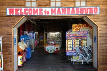 <p>There's a maze of arcade games at the entrance</p>