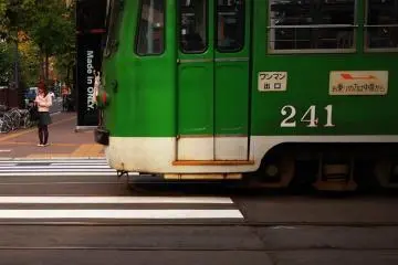 The charms of downtown Sapporo's streetcars are just a moment away from your room (Photo: <a href="https://www.flickr.com/photos/tisvet/15108767324" target="_blank" rel="noreferrer noopener nofollow">humbletree</a> / <a href="https://creativecommons.org/licenses/by-nc/2.0/" target="_blank" rel="noreferrer noopener nofollow">CC BY-NC 2.0</a>)