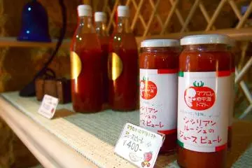 <p>น้ำและซอสมะเขือเทศจากท้องถิ่นในเมืองยูบาริ</p>