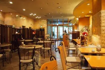 <p>ซิซิเลี่ยน รู้จที่ล็อบบี้ของโรงแรมเป็นร้านอาหารที่ใช้มะเขือเทศทำเมนูและของหวานด้วย!</p>