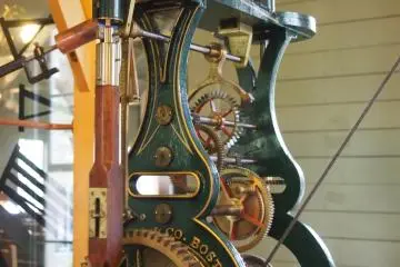 A model of how the clock works on the second level.