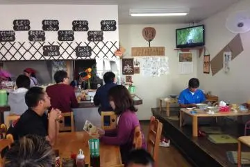 미사토 소바는 매우 편안하지만 일반 테이블이 4개, 타타메 테이블 3개, 카운터 석에 몇 자리밖에없다