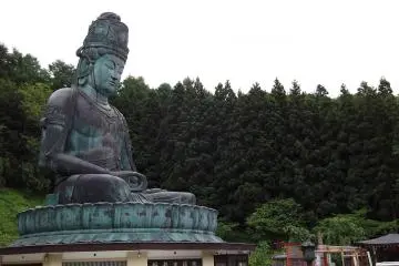 <p>The peaceful surroundings help him stay serene</p>