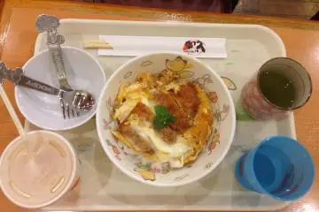 <p>A child's cutlet, egg and rice set</p>