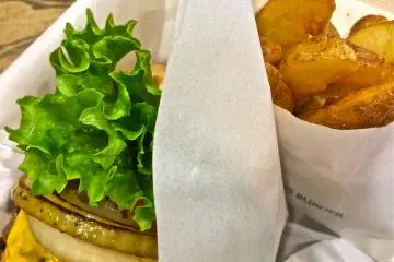 Classic Cheese Burger (590yen) & Large French Fries (300yen)