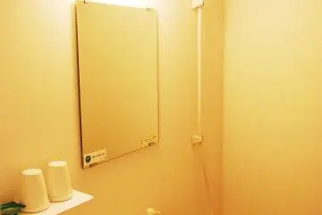 <p>La salle de bain avec toutes les commodit&eacute;s</p>
