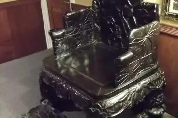 <p>A random antique chair decorating the corridor</p>