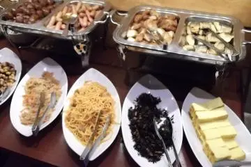 <p>More of the breakfast buffet</p>