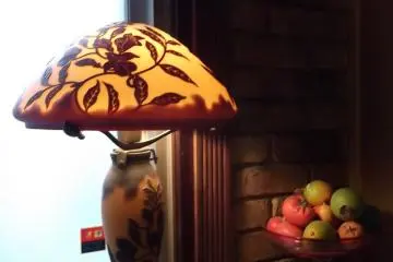 <p>Even the short flight of stairs has quaint decor</p>