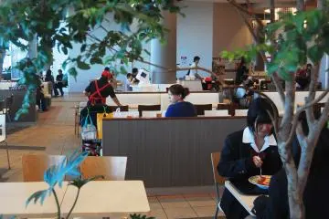 <p>วิวในศูนย์อาหาร</p>