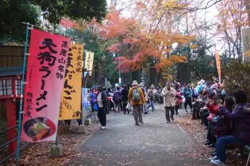 On Mt Takao, little shops provide refreshment for hikers. Do try the Tengu hot dog, Tengu ramen, Manju, and Yaki dango!