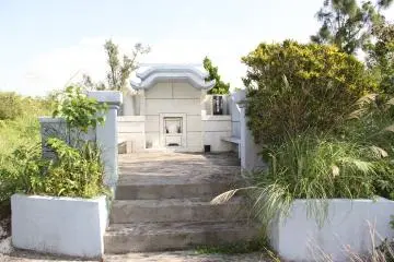 <p>The Iha Nuru Tomb is another 100 paces past this modern tomb</p>