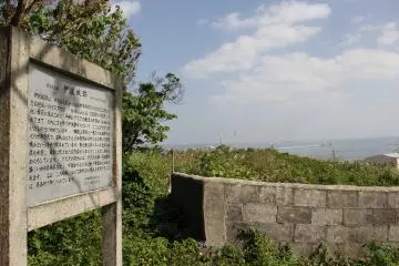 <p>This secondary entrance to the ruins is about 30 meters south of the stone torrii</p>