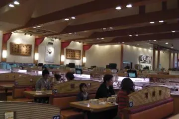 <p>ซูชิสายพาน ที่สังสรรค์ของครอบครัว</p>