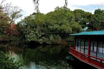 เรืองานเลี้ยงมื้อค่ำทิ้งสมออยู่ที่สระ