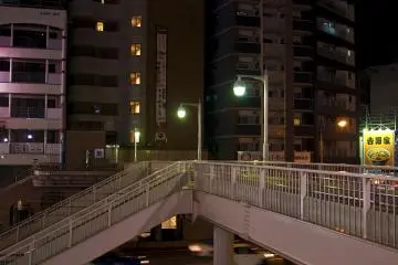<p>โรงแรมในเวลากลางคืนและสะพานเชื่อมต่อโรงแรมกับสถานีเจอาร์นางาซากิ</p>