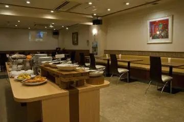 <p>ห้องอาหารที่ชั้นใต้ดิน</p>