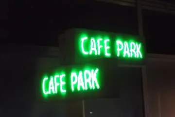 <p>ร้านค่อนข้างที่จะหาง่ายในตอนกลางคืนก็เช่นกัน</p>