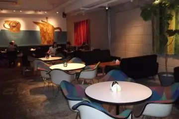 <p>บรรยากาศร้านอบอุ่นและผ่อนคลาย</p>