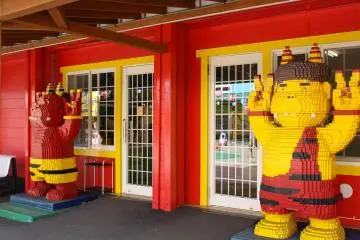 The two Oni guarding the Lego room
