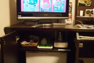 Compact cabinet that is equipped with tea, coffee, a kettle and a fridge.